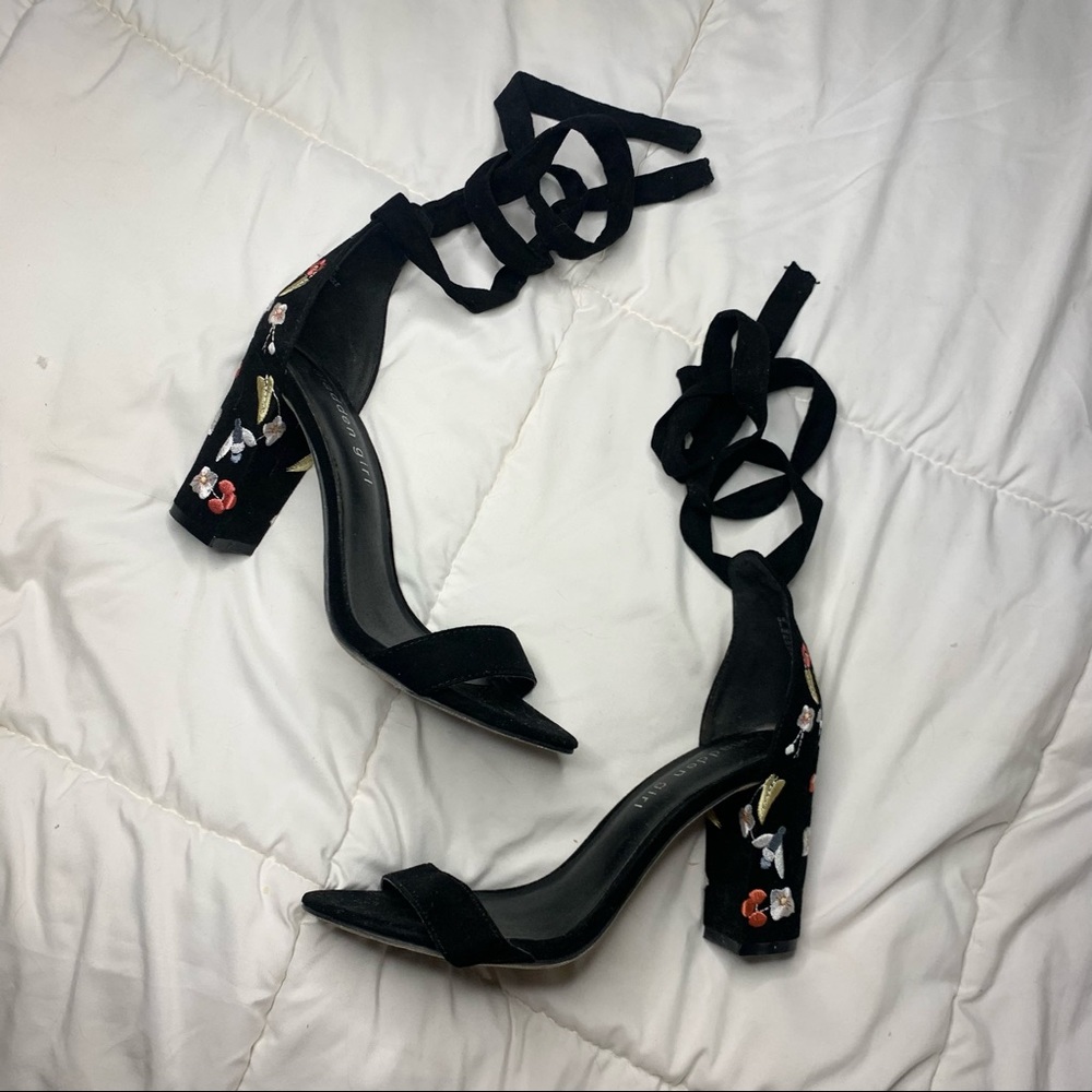 Steve Madden Floral Oriental Style Tie Up bow heels 3in black good shape